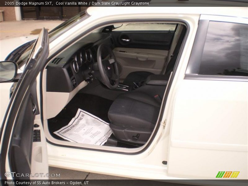 Cool Vanilla White / Dark Slate Gray/Light Graystone 2005 Dodge Magnum SXT