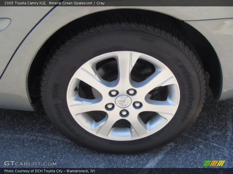 Mineral Green Opalescent / Gray 2005 Toyota Camry XLE