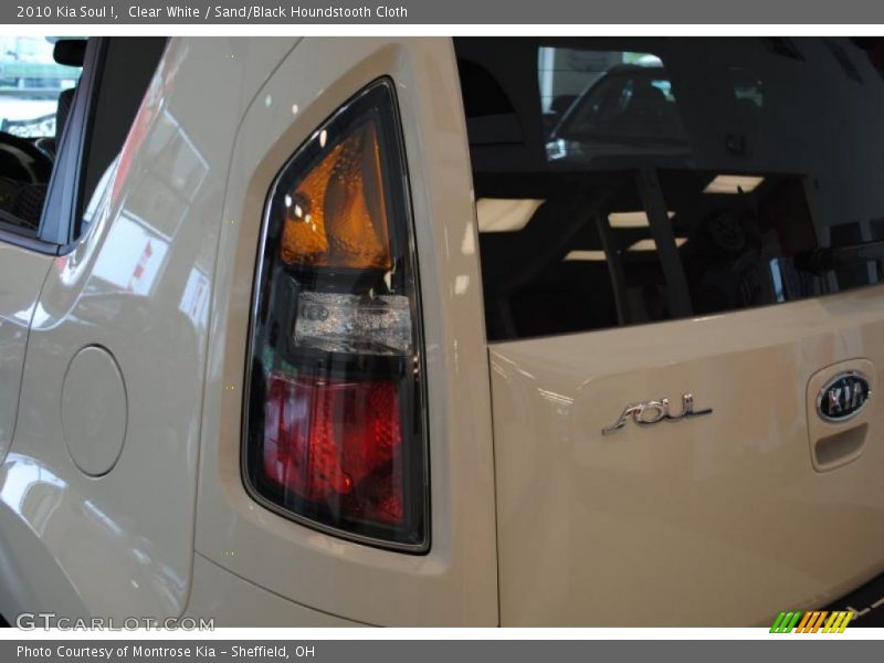 Clear White / Sand/Black Houndstooth Cloth 2010 Kia Soul !