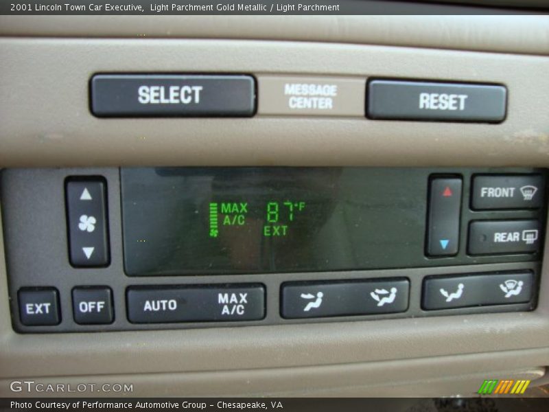 Light Parchment Gold Metallic / Light Parchment 2001 Lincoln Town Car Executive
