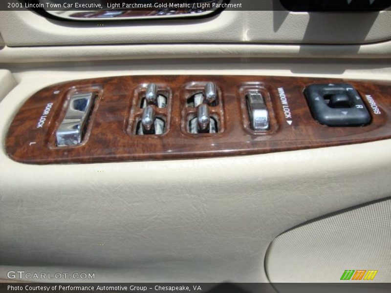 Light Parchment Gold Metallic / Light Parchment 2001 Lincoln Town Car Executive