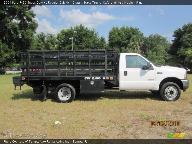 Oxford White / Medium Flint 2004 Ford F450 Super Duty XL Regular Cab 4x4 Chassis Stake Truck