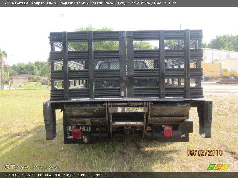 Oxford White / Medium Flint 2004 Ford F450 Super Duty XL Regular Cab 4x4 Chassis Stake Truck