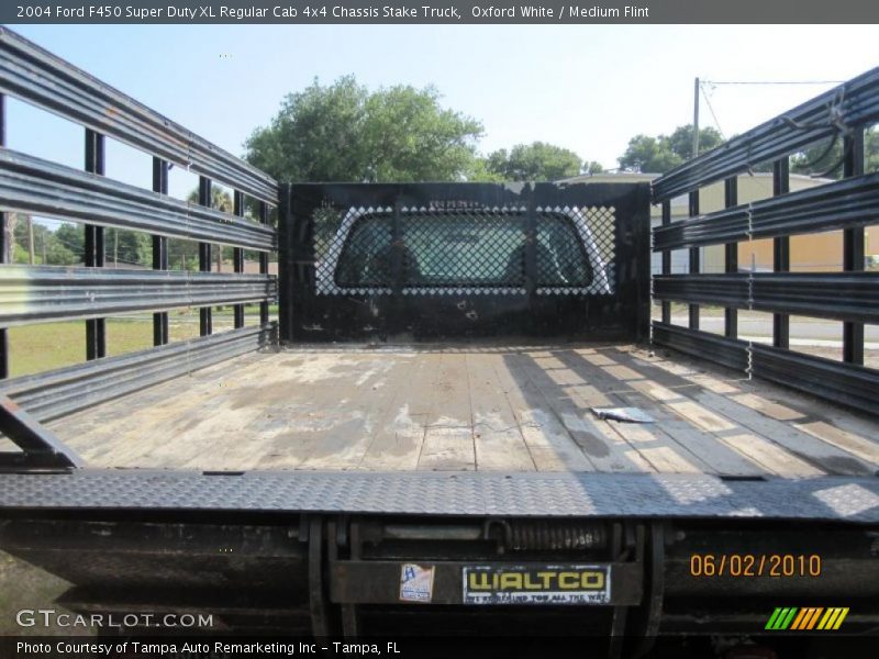 Oxford White / Medium Flint 2004 Ford F450 Super Duty XL Regular Cab 4x4 Chassis Stake Truck