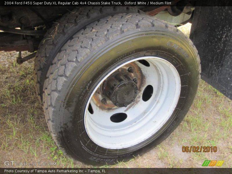 Oxford White / Medium Flint 2004 Ford F450 Super Duty XL Regular Cab 4x4 Chassis Stake Truck