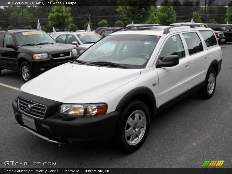 Ice White / Taupe 2004 Volvo XC70 AWD