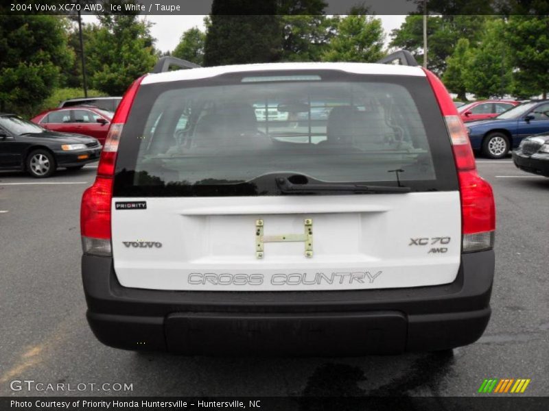 Ice White / Taupe 2004 Volvo XC70 AWD