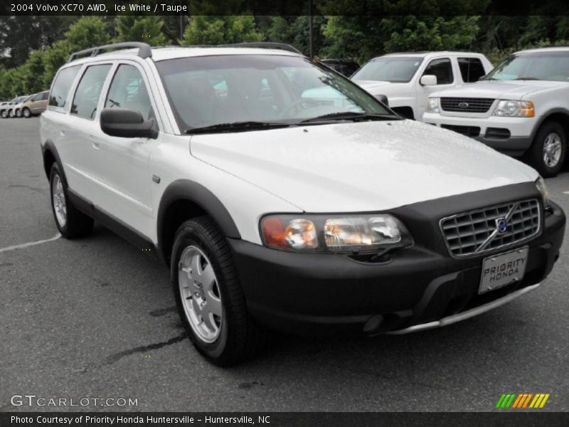 Ice White / Taupe 2004 Volvo XC70 AWD