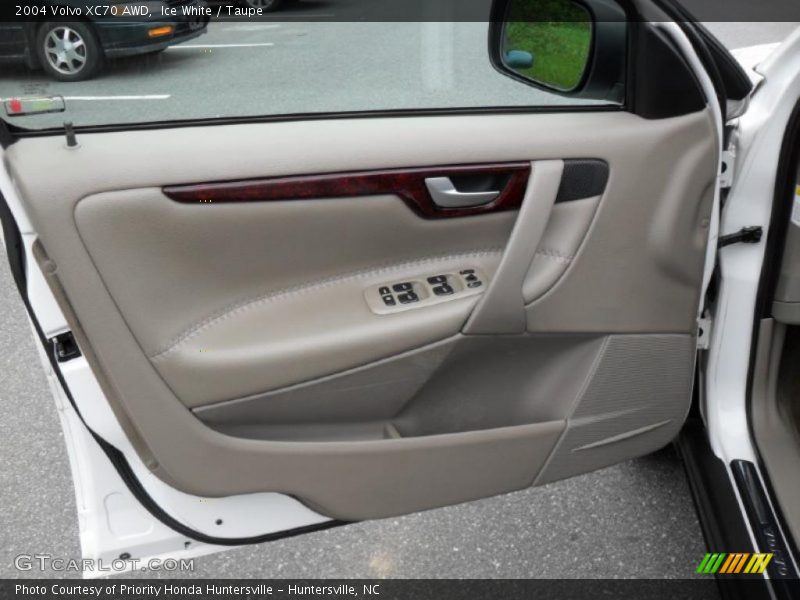 Ice White / Taupe 2004 Volvo XC70 AWD