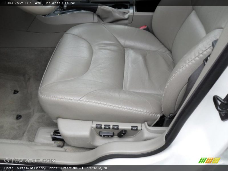 Ice White / Taupe 2004 Volvo XC70 AWD