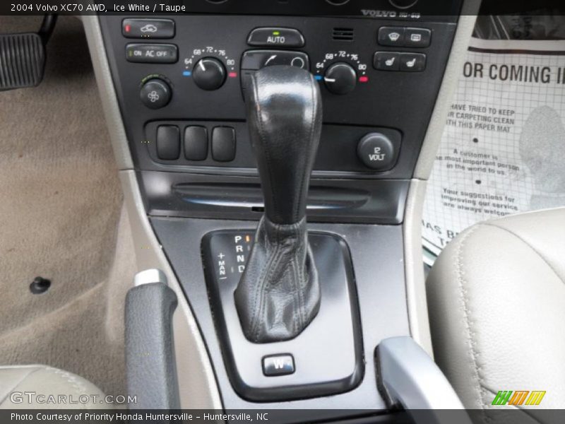 Ice White / Taupe 2004 Volvo XC70 AWD