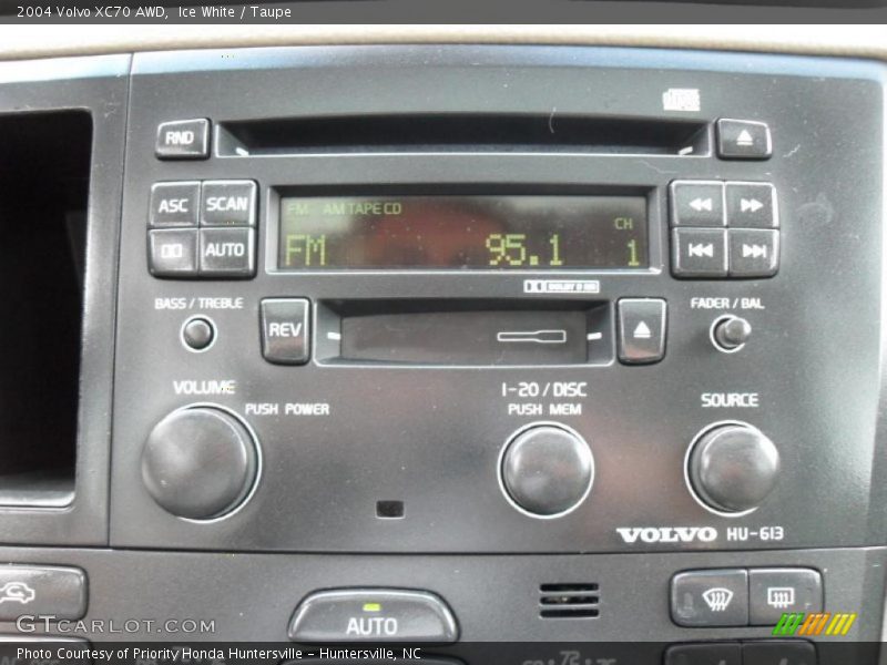 Ice White / Taupe 2004 Volvo XC70 AWD