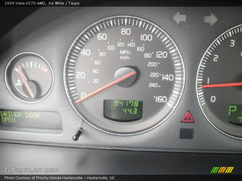 Ice White / Taupe 2004 Volvo XC70 AWD