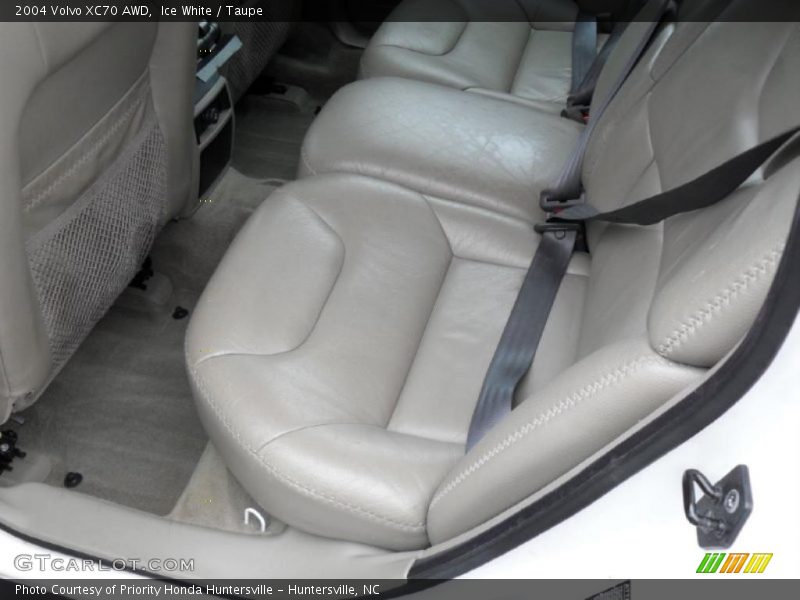 Ice White / Taupe 2004 Volvo XC70 AWD