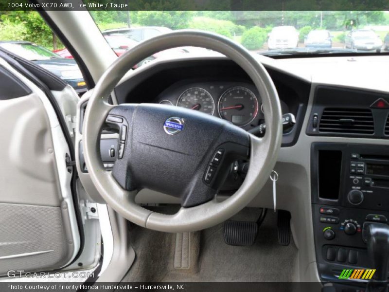 Ice White / Taupe 2004 Volvo XC70 AWD
