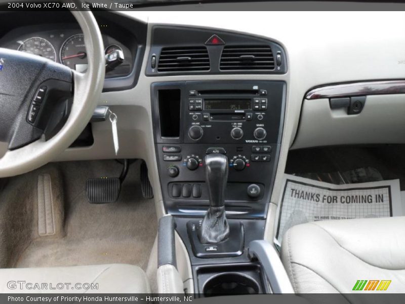 Ice White / Taupe 2004 Volvo XC70 AWD