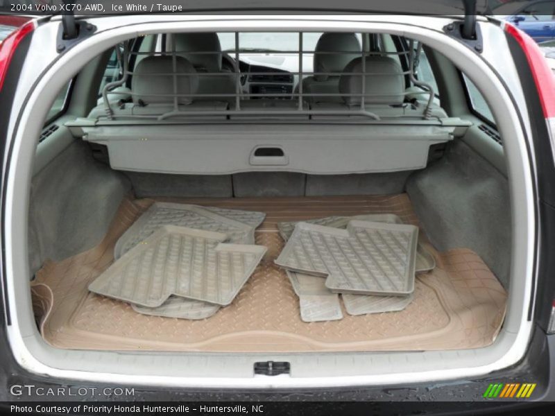 Ice White / Taupe 2004 Volvo XC70 AWD
