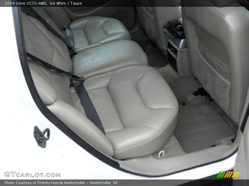 Ice White / Taupe 2004 Volvo XC70 AWD