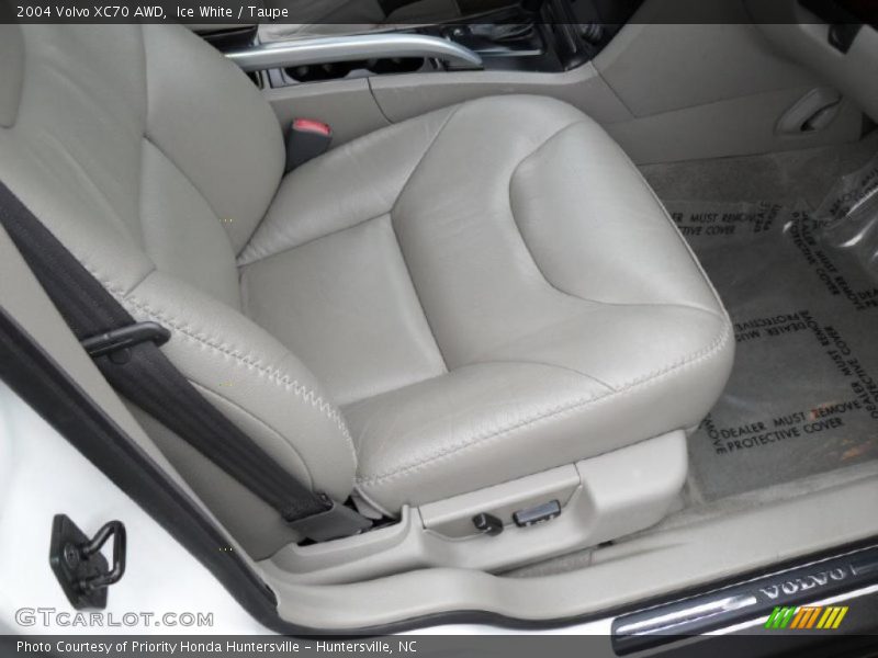 Ice White / Taupe 2004 Volvo XC70 AWD