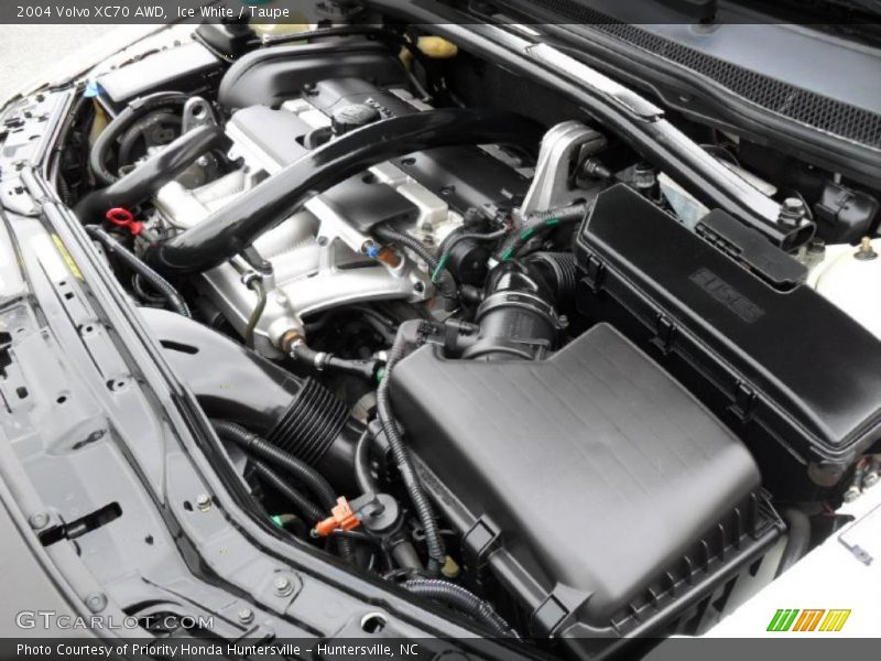 Ice White / Taupe 2004 Volvo XC70 AWD