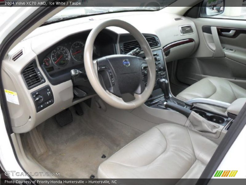 Ice White / Taupe 2004 Volvo XC70 AWD