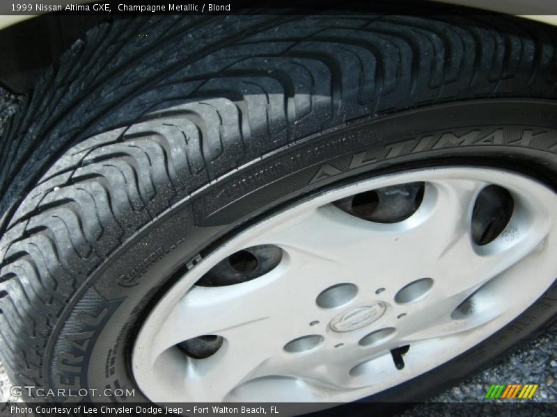 Champagne Metallic / Blond 1999 Nissan Altima GXE