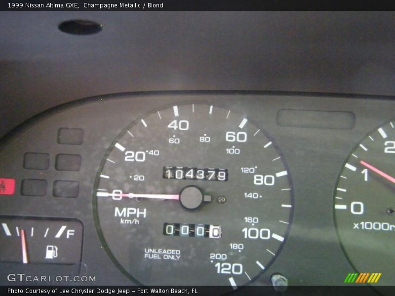 Champagne Metallic / Blond 1999 Nissan Altima GXE