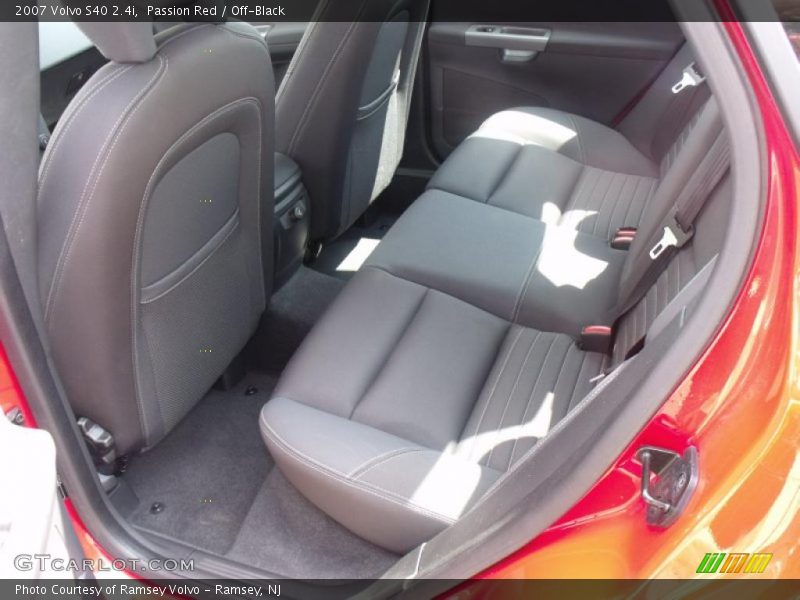 Passion Red / Off-Black 2007 Volvo S40 2.4i