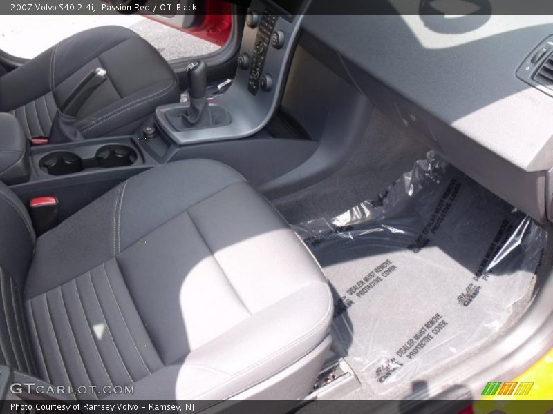 Passion Red / Off-Black 2007 Volvo S40 2.4i