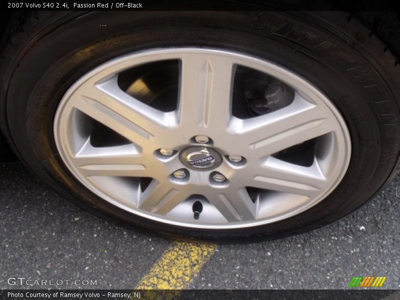Passion Red / Off-Black 2007 Volvo S40 2.4i