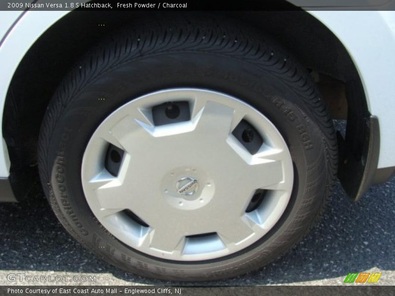 Fresh Powder / Charcoal 2009 Nissan Versa 1.8 S Hatchback