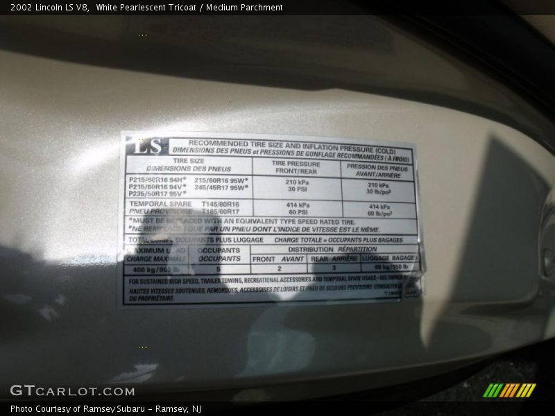 White Pearlescent Tricoat / Medium Parchment 2002 Lincoln LS V8