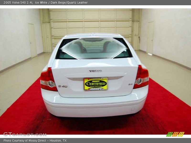 Ice White / Dark Beige/Quartz Leather 2005 Volvo S40 2.4i