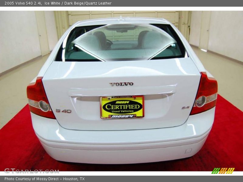 Ice White / Dark Beige/Quartz Leather 2005 Volvo S40 2.4i