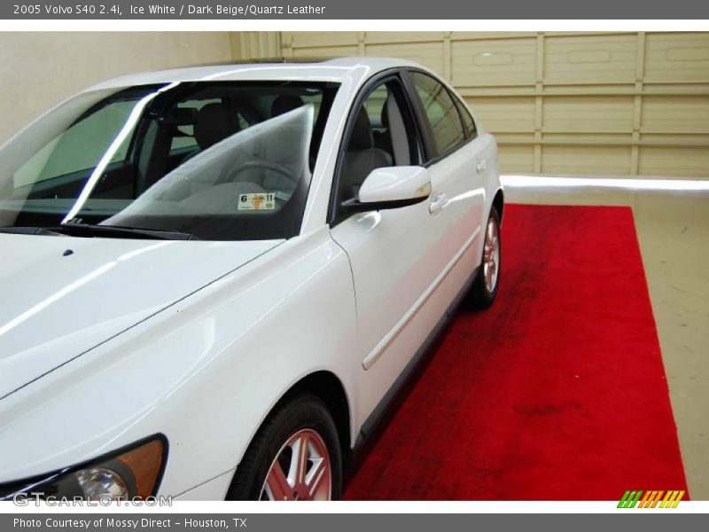 Ice White / Dark Beige/Quartz Leather 2005 Volvo S40 2.4i