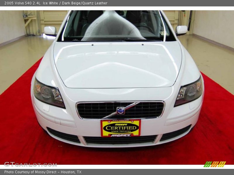 Ice White / Dark Beige/Quartz Leather 2005 Volvo S40 2.4i