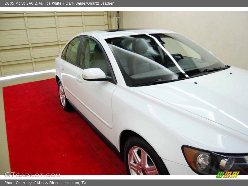 Ice White / Dark Beige/Quartz Leather 2005 Volvo S40 2.4i