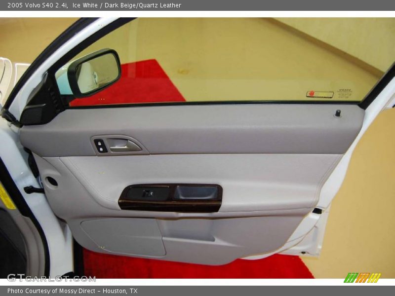 Ice White / Dark Beige/Quartz Leather 2005 Volvo S40 2.4i