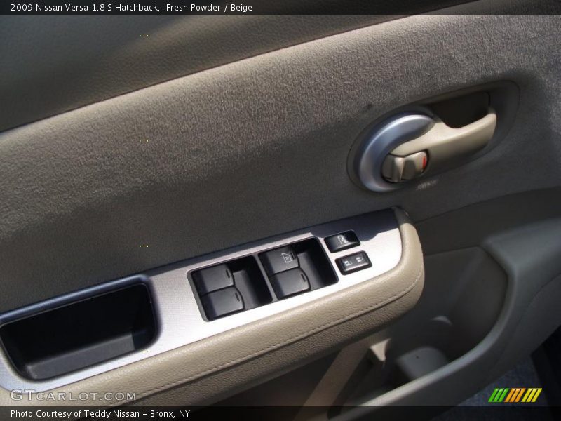 Fresh Powder / Beige 2009 Nissan Versa 1.8 S Hatchback