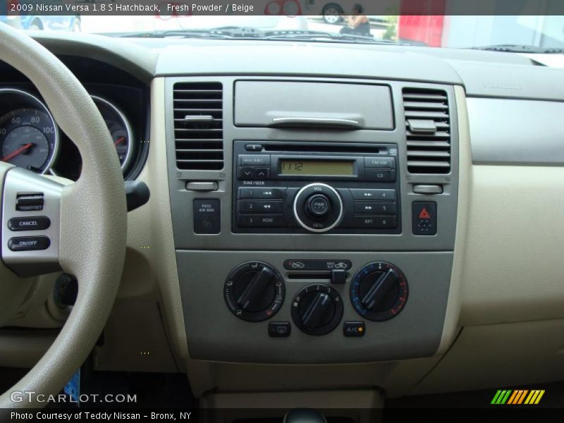 Fresh Powder / Beige 2009 Nissan Versa 1.8 S Hatchback