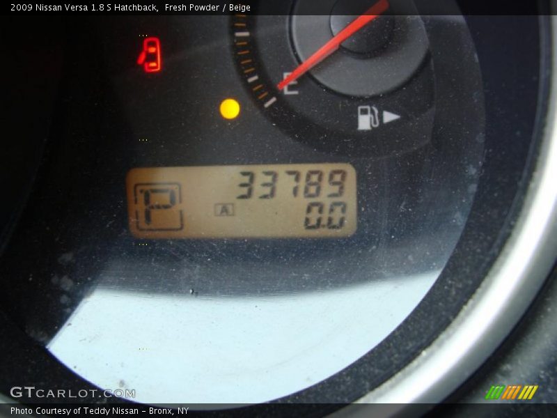 Fresh Powder / Beige 2009 Nissan Versa 1.8 S Hatchback