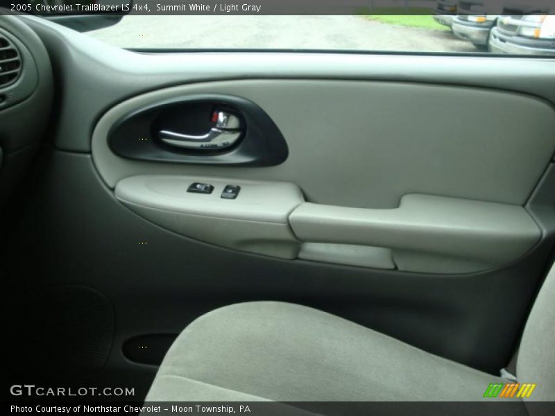 Summit White / Light Gray 2005 Chevrolet TrailBlazer LS 4x4