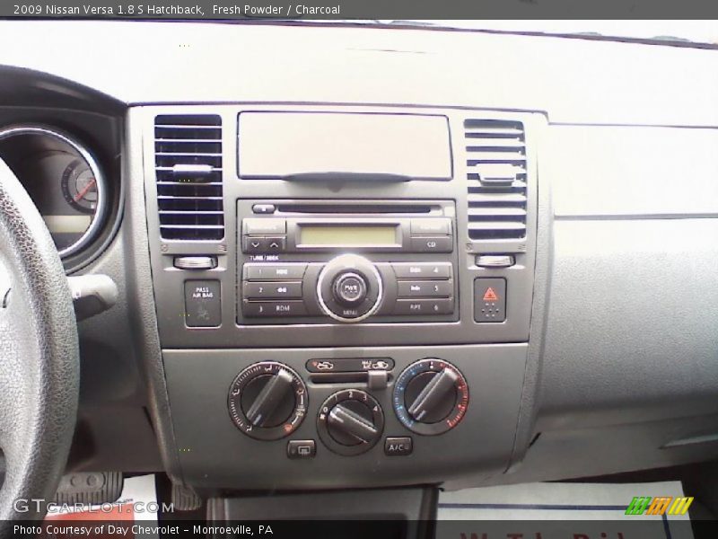 Fresh Powder / Charcoal 2009 Nissan Versa 1.8 S Hatchback