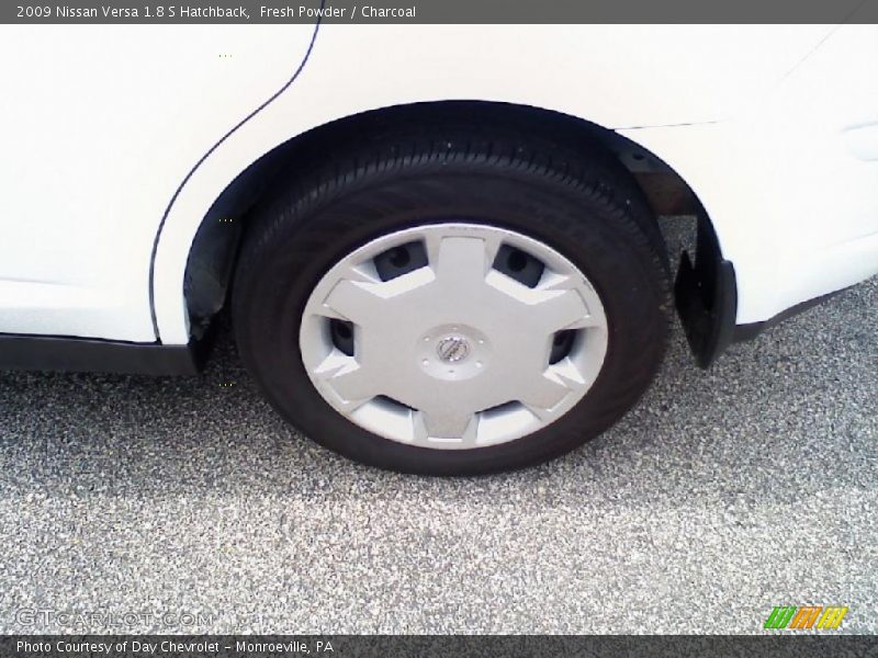 Fresh Powder / Charcoal 2009 Nissan Versa 1.8 S Hatchback