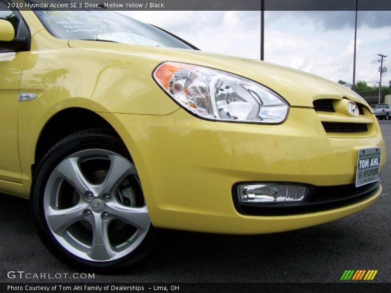 Mellow Yellow / Black 2010 Hyundai Accent SE 3 Door