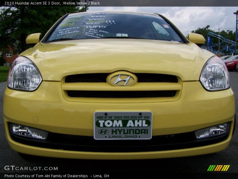 Mellow Yellow / Black 2010 Hyundai Accent SE 3 Door