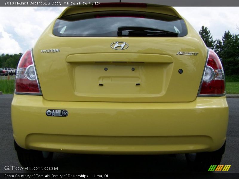 Mellow Yellow / Black 2010 Hyundai Accent SE 3 Door