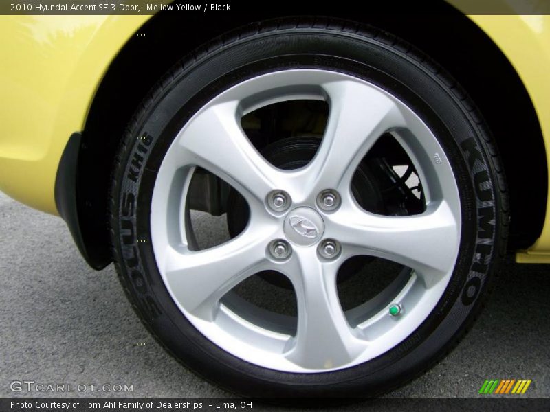 Mellow Yellow / Black 2010 Hyundai Accent SE 3 Door