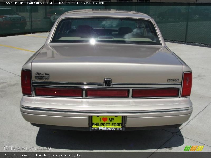 Light Prairie Tan Metallic / Beige 1997 Lincoln Town Car Signature