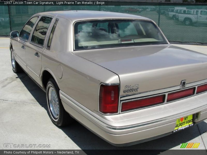 Light Prairie Tan Metallic / Beige 1997 Lincoln Town Car Signature